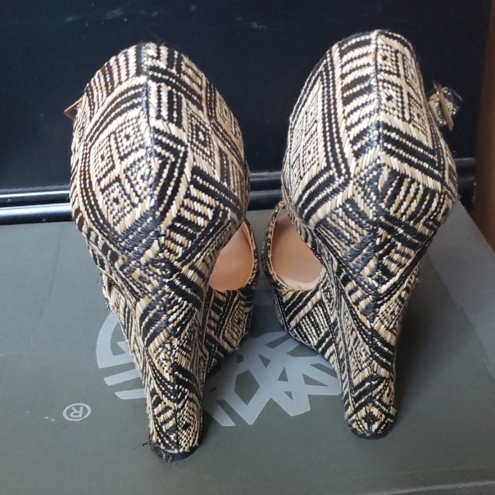 Shoes - Picture 4 of 7